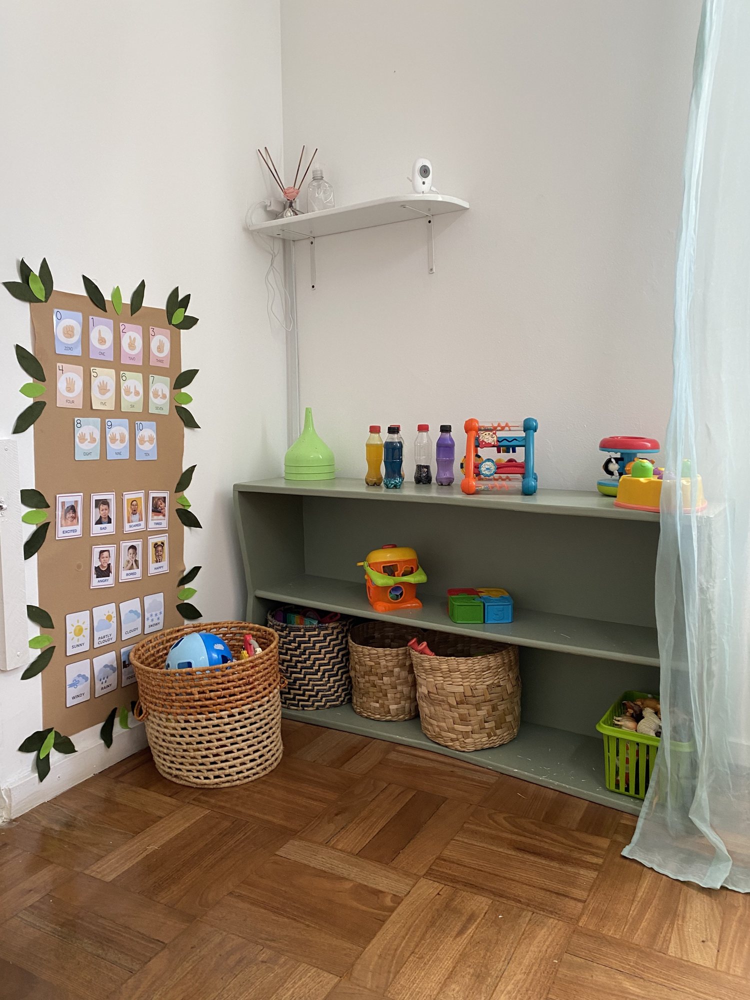 Espaço do Berçário bilíngue com materiais ao alcance dos bebês