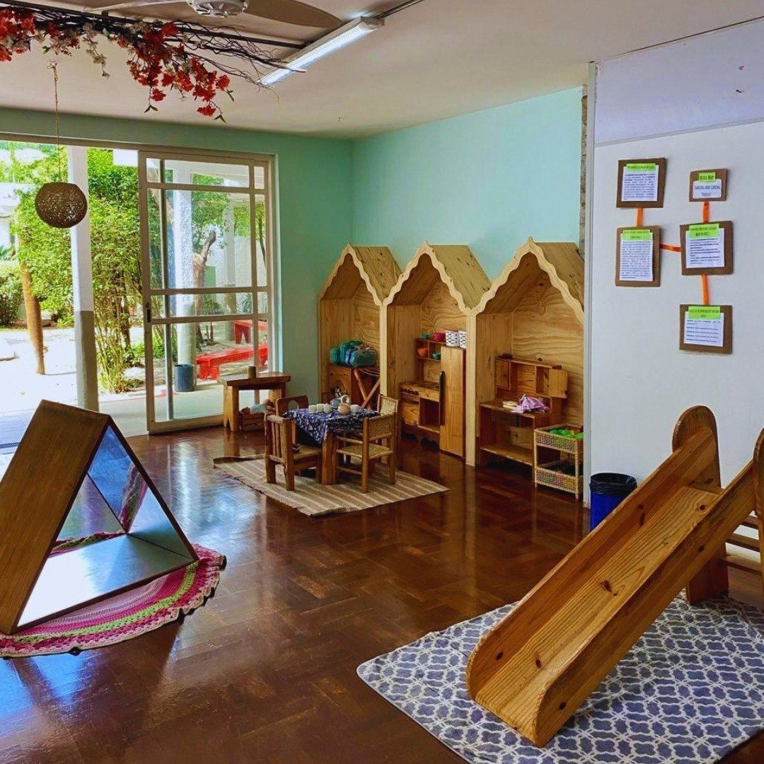 Sala com escorregador de madeira para movimento livre